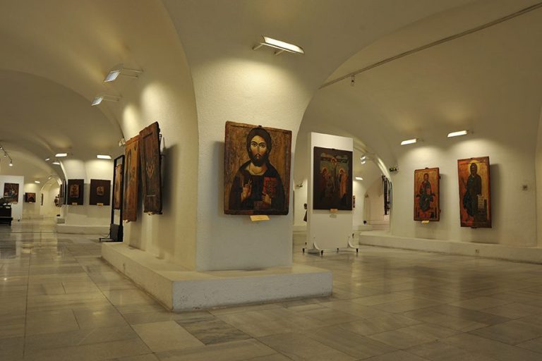Музей за икони в крипта Александър Невски